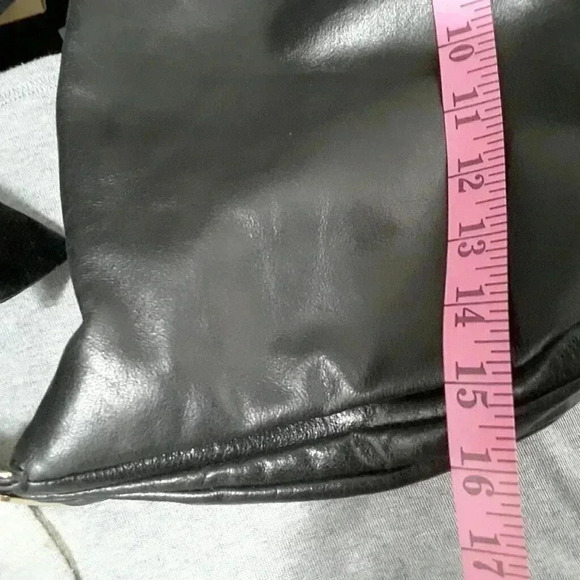 Badgley Mischka hobo shoulder bag black leather with brass hardware - Picture 9 of 12